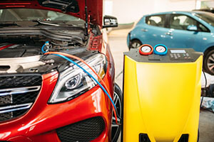 machine for testing the tightness of the air conditioning system attached to the car